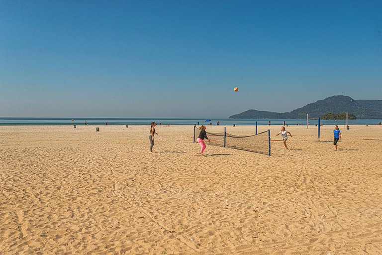 DNDR043- Apê praia c/ 2 qtos, ar cond. e garagem