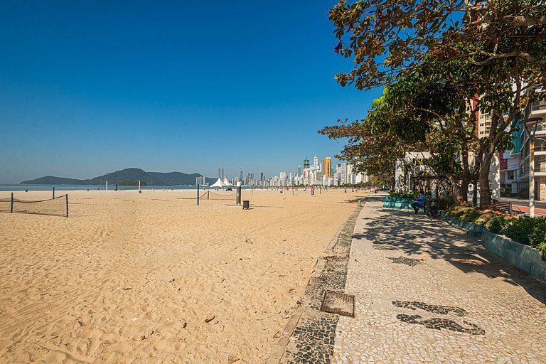 DNDR043- Apê praia c/ 2 qtos, ar cond. e garagem