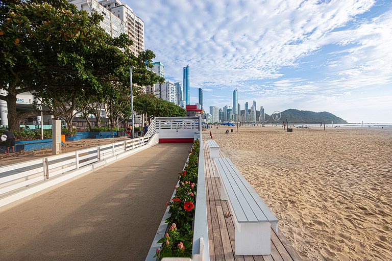 MCGL065 Localização ideal ao lado da praia com 2Q