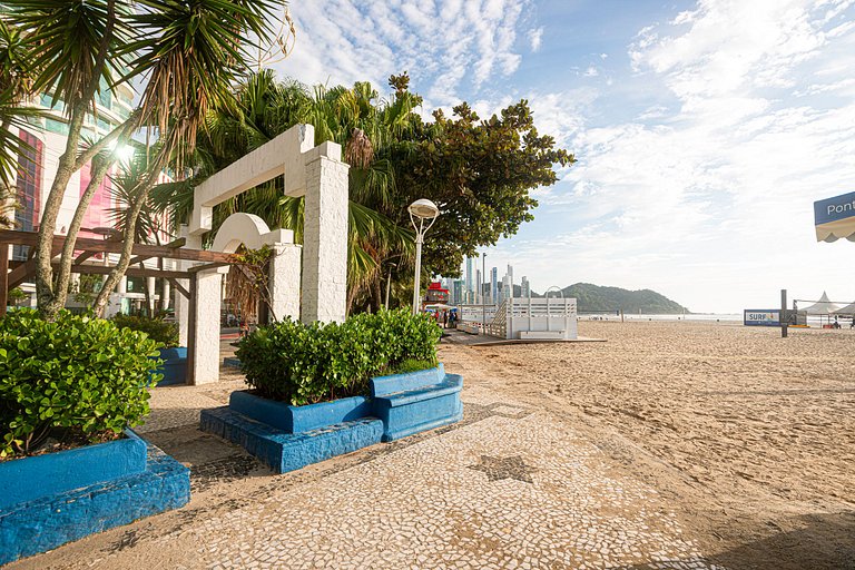 MCGL065 Localização ideal ao lado da praia com 2Q