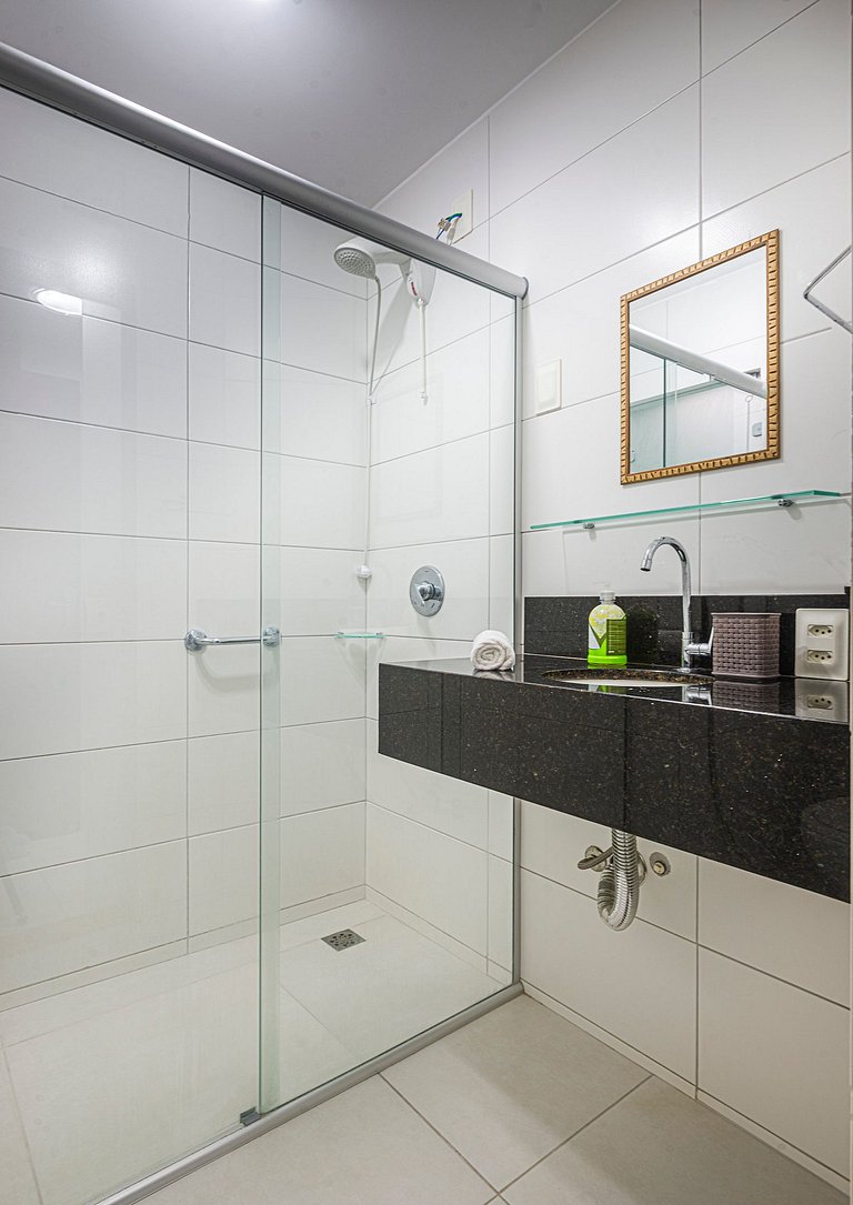 ITNC033 Amplo apê beira-mar com piscina, 3qt + 3WC