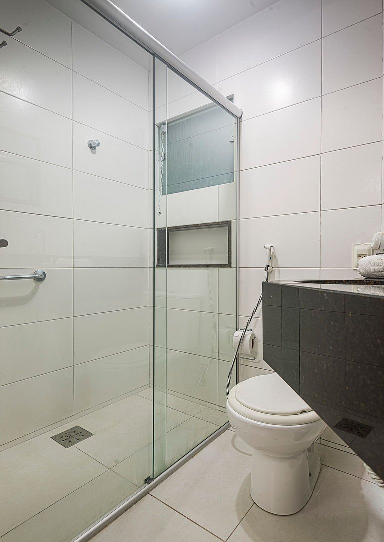 ITNC033 Amplo apê beira-mar com piscina, 3qt + 3WC